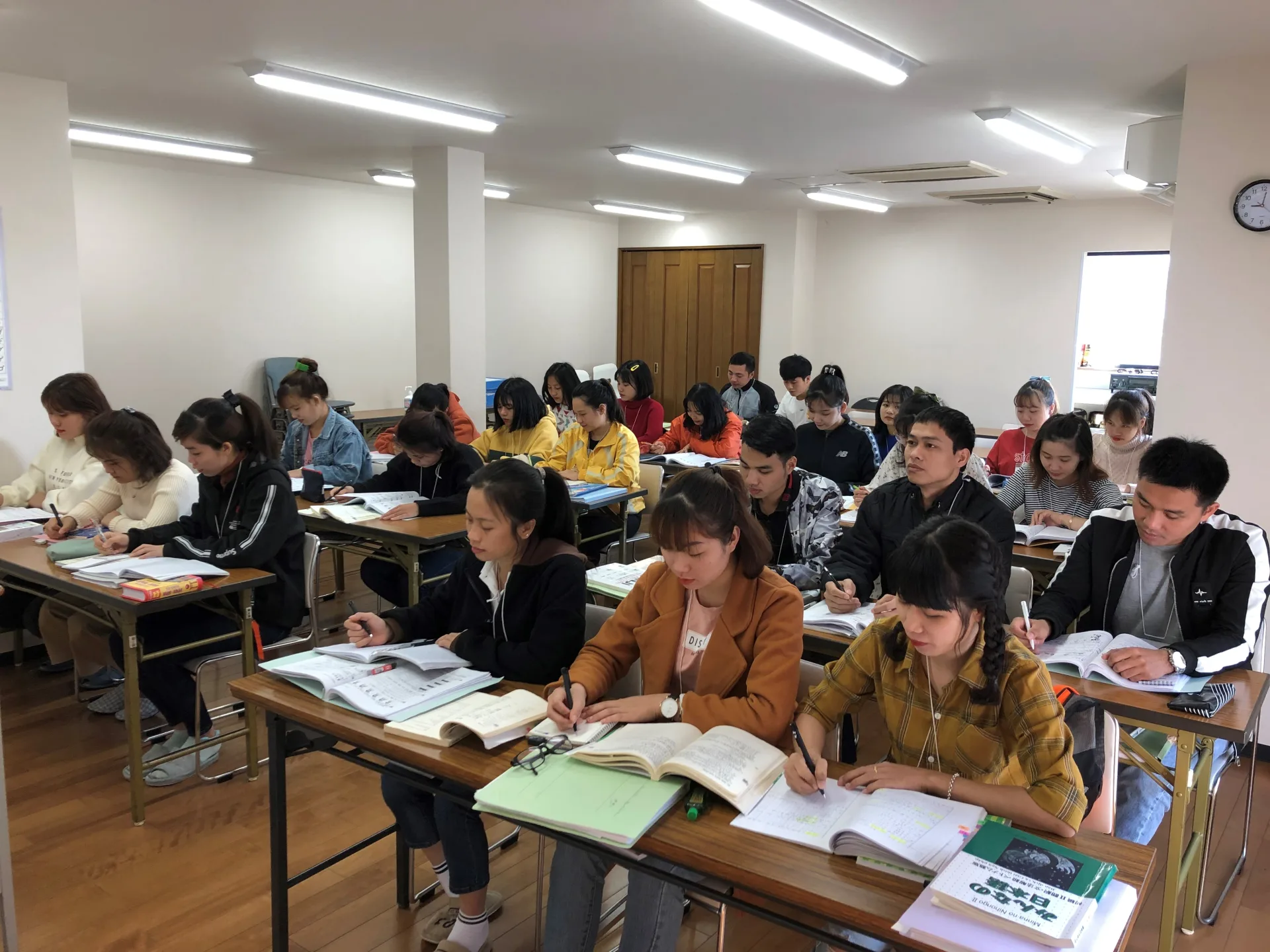 送出し機関で日本語を学ぶ実習生たち
